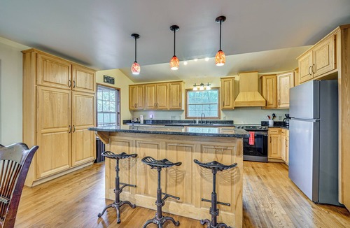 McArthur House | Private Hot Tub & Games Galore! Hamden Family Home