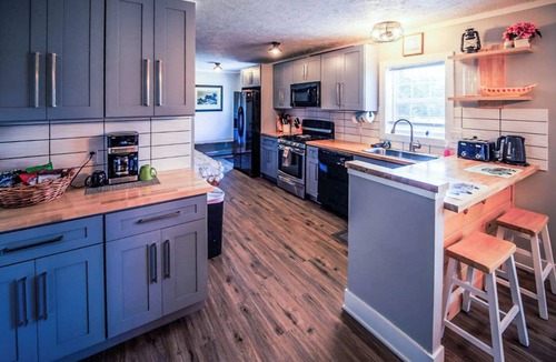 Wellston House | Private Hot Tub Retreat with "Movie Theatre" - Fox Lodge by Janix Escapes