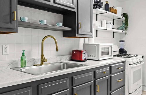 Audubon Apartment | Private king suite in Louisville's Business Center