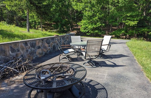 Berkeley Springs Cabin | Private, light filled retreat space. with your own pickleball court!