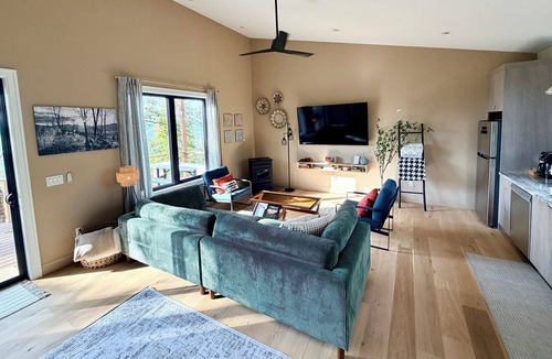 Weaverville Cottage | Private Mountaintop Getaway - Panoramic Blue Ridge Views - King Bed/Huge Deck