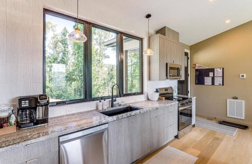 Weaverville Cottage | Private Mountaintop Getaway - Panoramic Blue Ridge Views - King Bed/Huge Deck