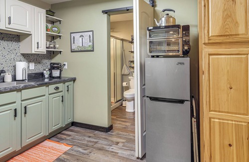 Clarksville Apartment | Private Patio! Studio 10 Mi to Dtwn Clarksville