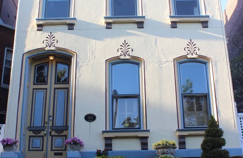 Lafayette Square Apartment | Private room w/living area and private ensuite bathroom