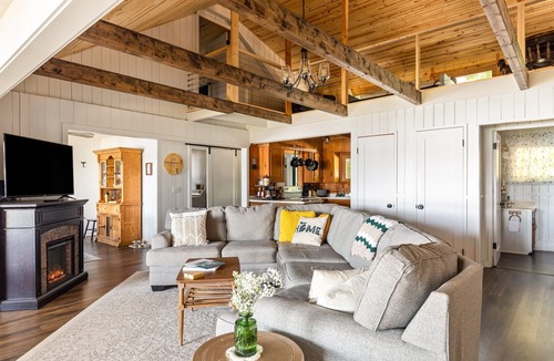 Central Lake Cottage | Private Sandy Beach, Dock, Kayaks, Canoe & Paddleboat | Sleeps 12 | Dog Friendly