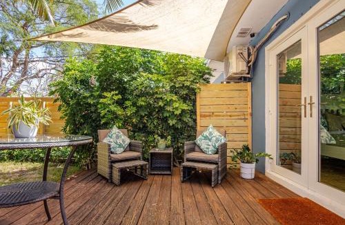 Royal Poinciana House | Private Studio Retreat Patio Near Beach