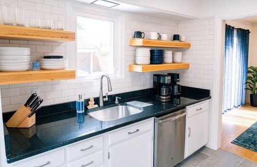 South Bend House | Prof's Riverside Haven Art, Hot Tub, Sleeps 10
