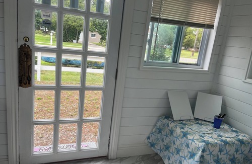 Tawas City Cottage | Public beach, coffee bar, popcorn bar, painting, pet’s OK with fee, games, bikes