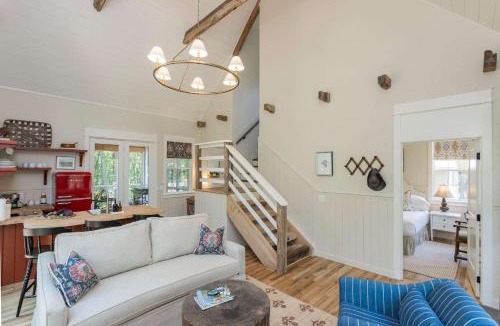 McEwen House | Purple Martin and The Cardinal at Buckhorn Hollow