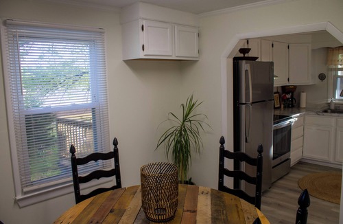 Drake House | Quaint 2-bedroom home on an one acre lot in lovely Alvaton with AC and WiFi.