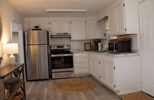 Drake House | Quaint 2-bedroom home on an one acre lot in lovely Alvaton with AC and WiFi.