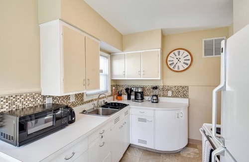 Cedar Rapids Cottage | Quaint Cedar Rapids Home, 4 Mi to Downtown!