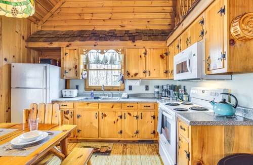 Dahlonega Cabin | Quaint Dahlonega Cabin w/Cavenders Creek Access!