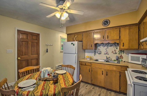 Hinton House | Quaint Hinton Hideaway - Hunt & Fish Nearby!