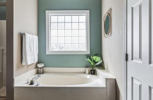 Harvest House | Quaint homey cottage style home in Harvest