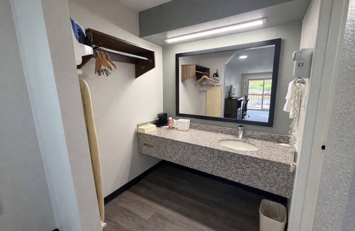 Mount Pleasant Hotel | Quality Inn Mt. Pleasant