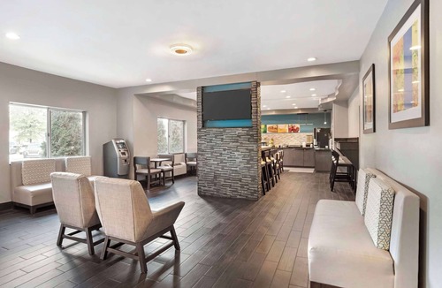 Crestline Heights Hotel | Quality Inn & Suites Birmingham - Highway 280