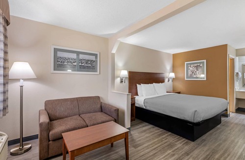 Stockbridge Hotel | Quality Inn & Suites Stockbridge Atlanta South I-75