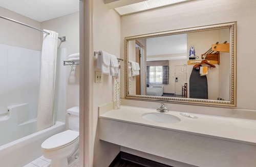 Stockbridge Hotel | Quality Inn & Suites Stockbridge Atlanta South I-75
