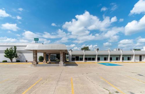 Vandalia Hotel | Quality Inn & Suites Vandalia near I-70 and Hwy 51