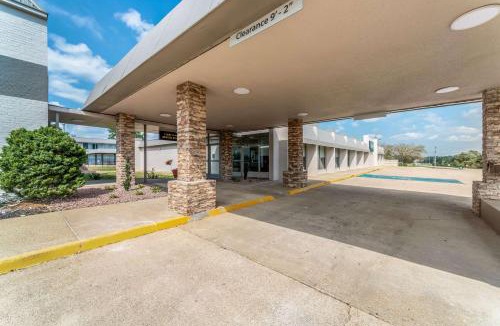 Vandalia Hotel | Quality Inn & Suites Vandalia near I-70 and Hwy 51