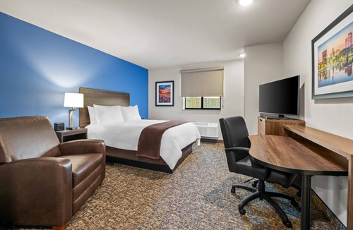 Jonesboro Hotel | Queen Bed with Recliner & Kitchenette | Free On-Site Parking | Near Museum