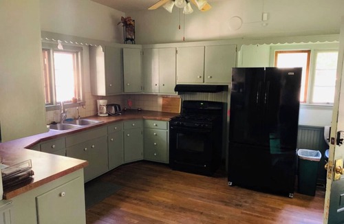 Adrian House | Queen Victorian Home, Walking distance to downtown