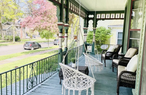 Adrian House | Queen Victorian Home, Walking distance to downtown