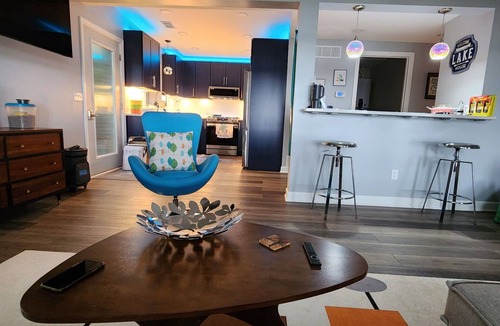 Brooklyn House | Quiet 2-bedroom bungalow with AC on Wamplers Lake