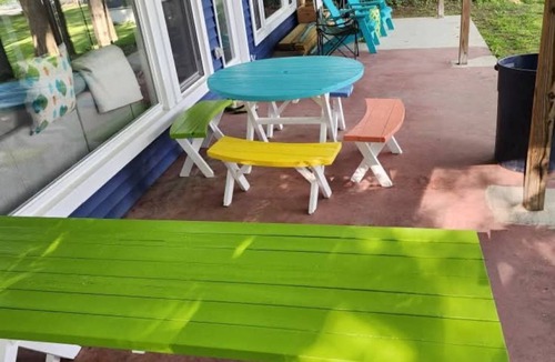 Brooklyn House | Quiet 2-bedroom bungalow with AC on Wamplers Lake