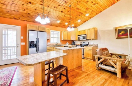 Franklin House | Quiet 2 bedroom home with mountain view, grill, firepit & washer/dryer