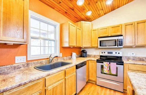 Franklin House | Quiet 2 bedroom home with mountain view, grill, firepit & washer/dryer