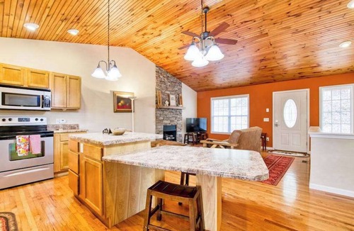 Franklin House | Quiet 2 bedroom home with mountain view, grill, firepit & washer/dryer