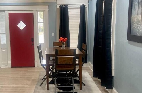 Columbia House | Quiet, Cozy, Walk to eateries!