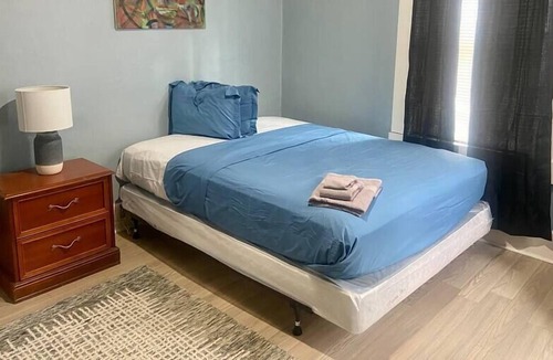 Columbia House | Quiet, Cozy, Walk to eateries!