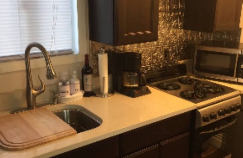 Charleston Cottage | Quiet Guesthouse/Cottage in Historic East End of Charleston, WV. Pet Friendly!