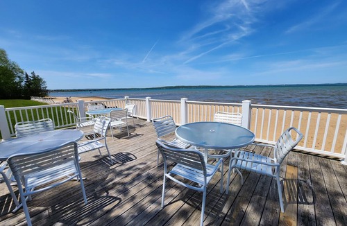 Traverse City Condo | Quiet, King Bed, Overlooking the Pool - North Shore Inn Condo 400