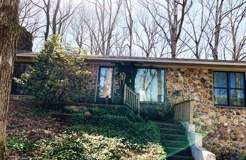 Oxford House | Quiet Lakefront Hideaway Just 2 Miles from Oxford’s Historic Square