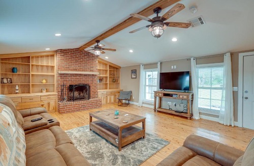 Lawson House | Quiet Marion Getaway with Fireplace!