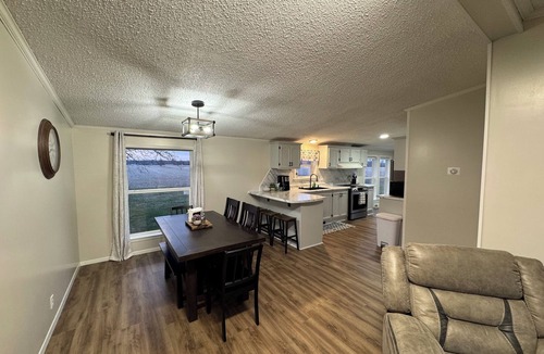 Argyle House | Quiet. Relaxing. 4-bedroom House with AC, Jetted Tub and WiFi.