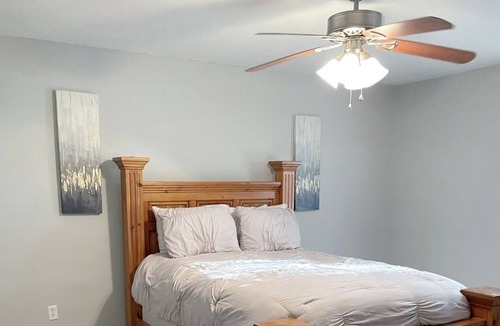 Fondren House | Quiet Townhome close to Bars, Hospitals, and Football Stadium