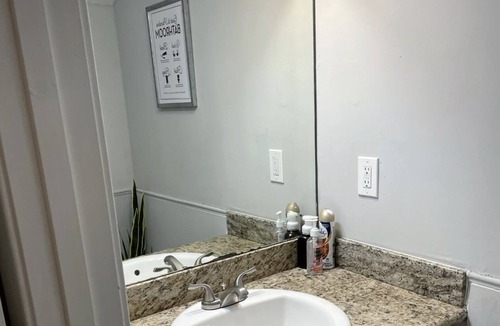 Fondren House | Quiet Townhome close to Bars, Hospitals, and Football Stadium
