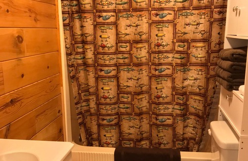 Wellston Hotel | Rainbow Room The Black Bear Inn! Satellite, WiFi, Near River/Trails