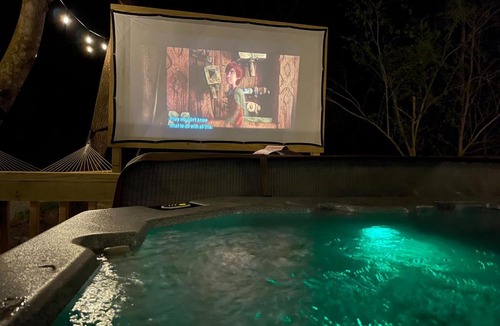 Jonesville House | Ramblin Rose Camper - Theater - Hot-Tub - Fire Pit