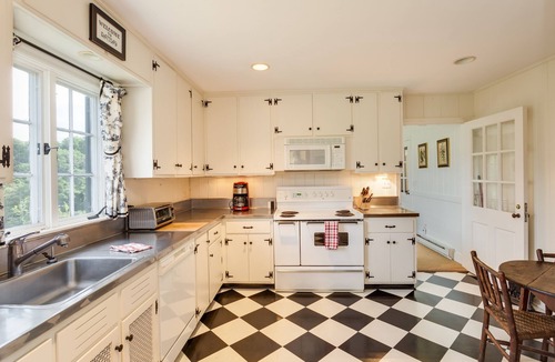 Greenwood Cottage | Ramsay Estate Cottage – Historic Vineyard Retreat with Mountain Views