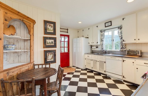 Greenwood Cottage | Ramsay Estate Cottage – Historic Vineyard Retreat with Mountain Views