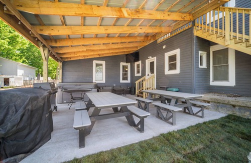 Crystal House | Rare 9BR Luxury Retreat ~4 Bath ~Hot Tub ~Game Room ~2 Kitchens ~Lake Access