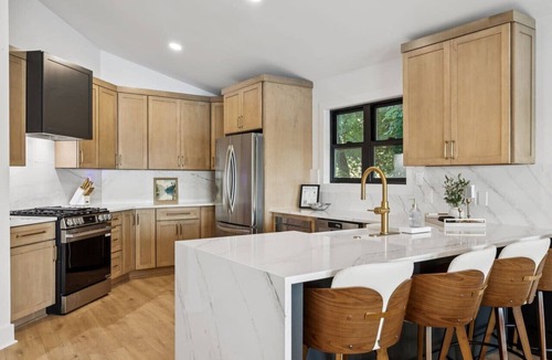 Winchester House | *Rare* Lake Luxury-Sleeps 32, 10 Bedrooms, 2 Docks