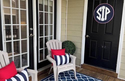 Oxford Condo | Rebel Retreat 3 King-Bedrooms 3-Bath Condo short walk to the Grove or the Square