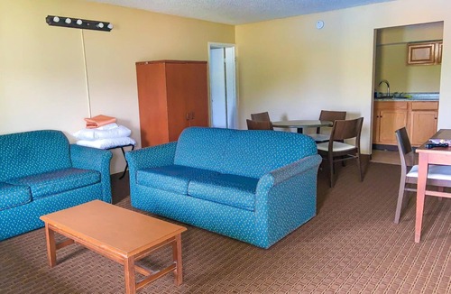 Kinston Hotel | Red Carpet Inn & Suites